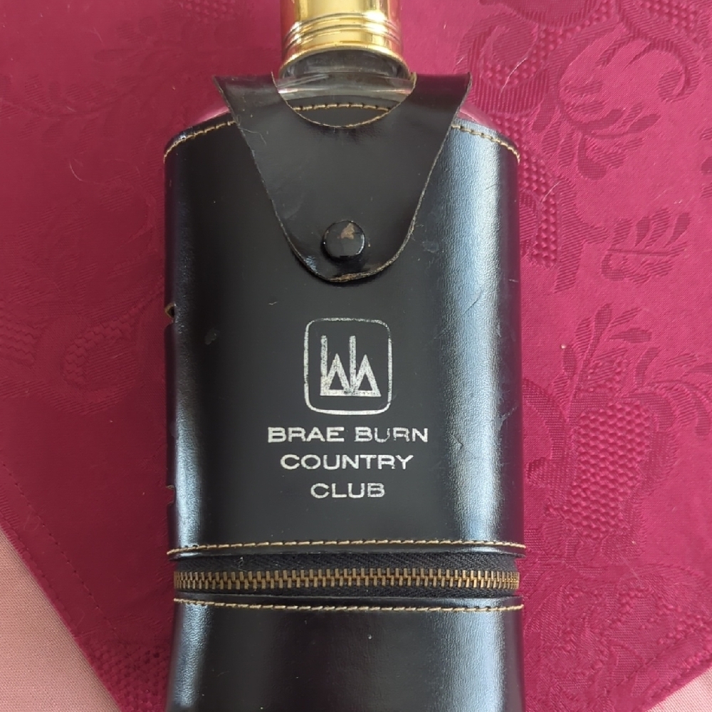 Black Leather Flask Holder with Sleek Design and Contrasting Detail